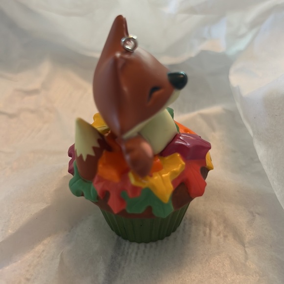 ⭐️HP NIB Hallmark Keepsake Cupcake orn. Sly and Sweet-2nd in a monthly series - Picture 15 of 16